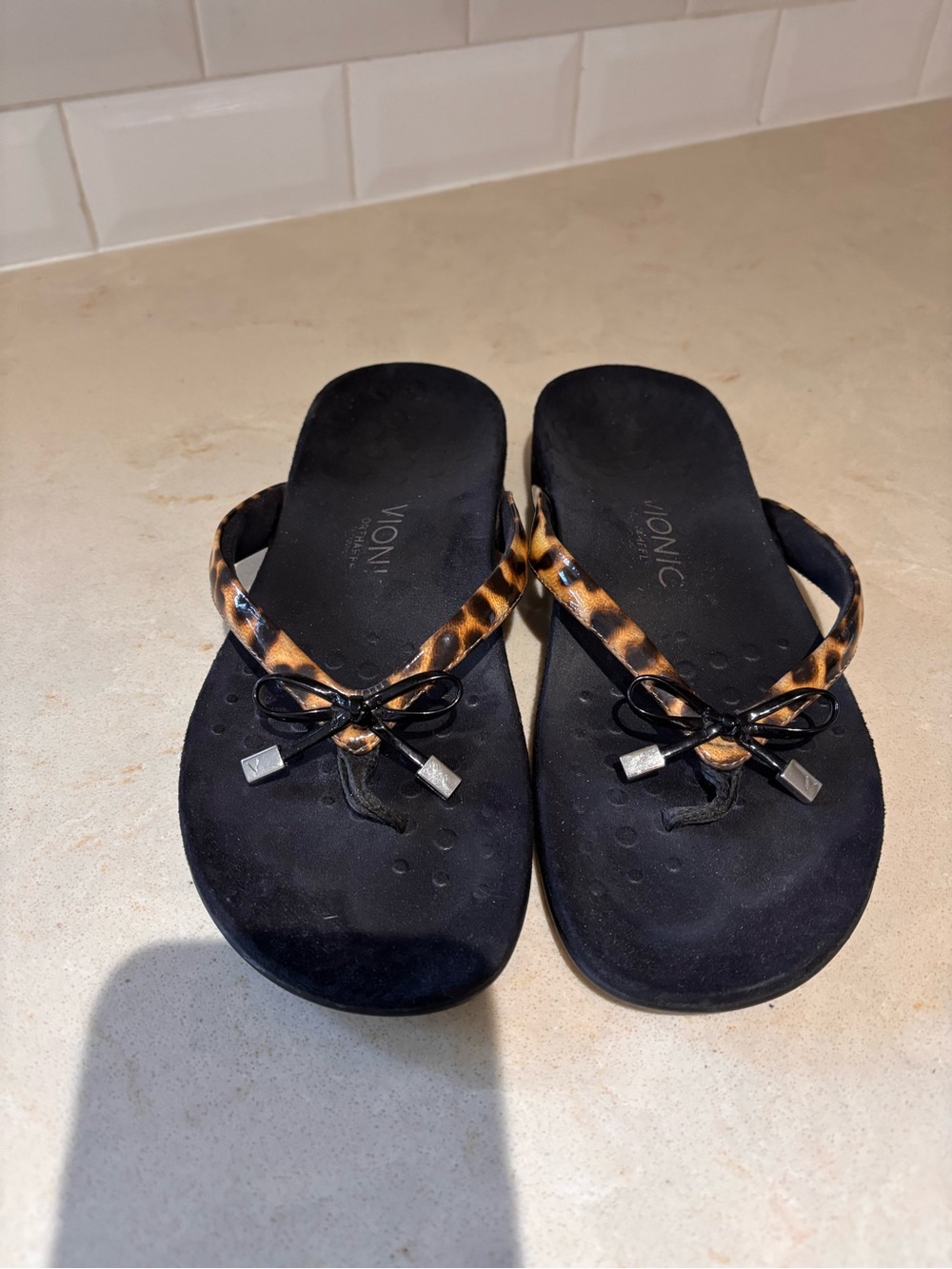 Vionic Women’s Leopard Print Strap Black Flip Flop Sandals